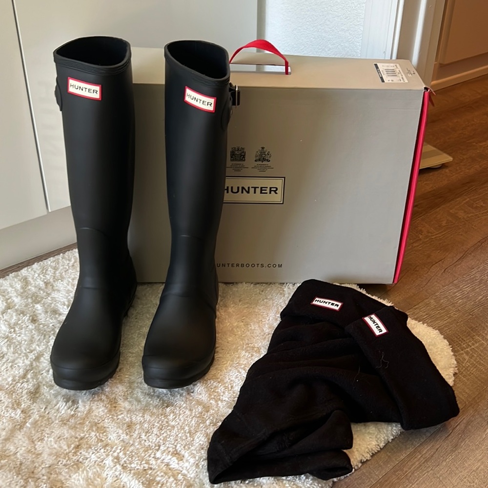 Like new with box and tissue Hunter Boots in black.